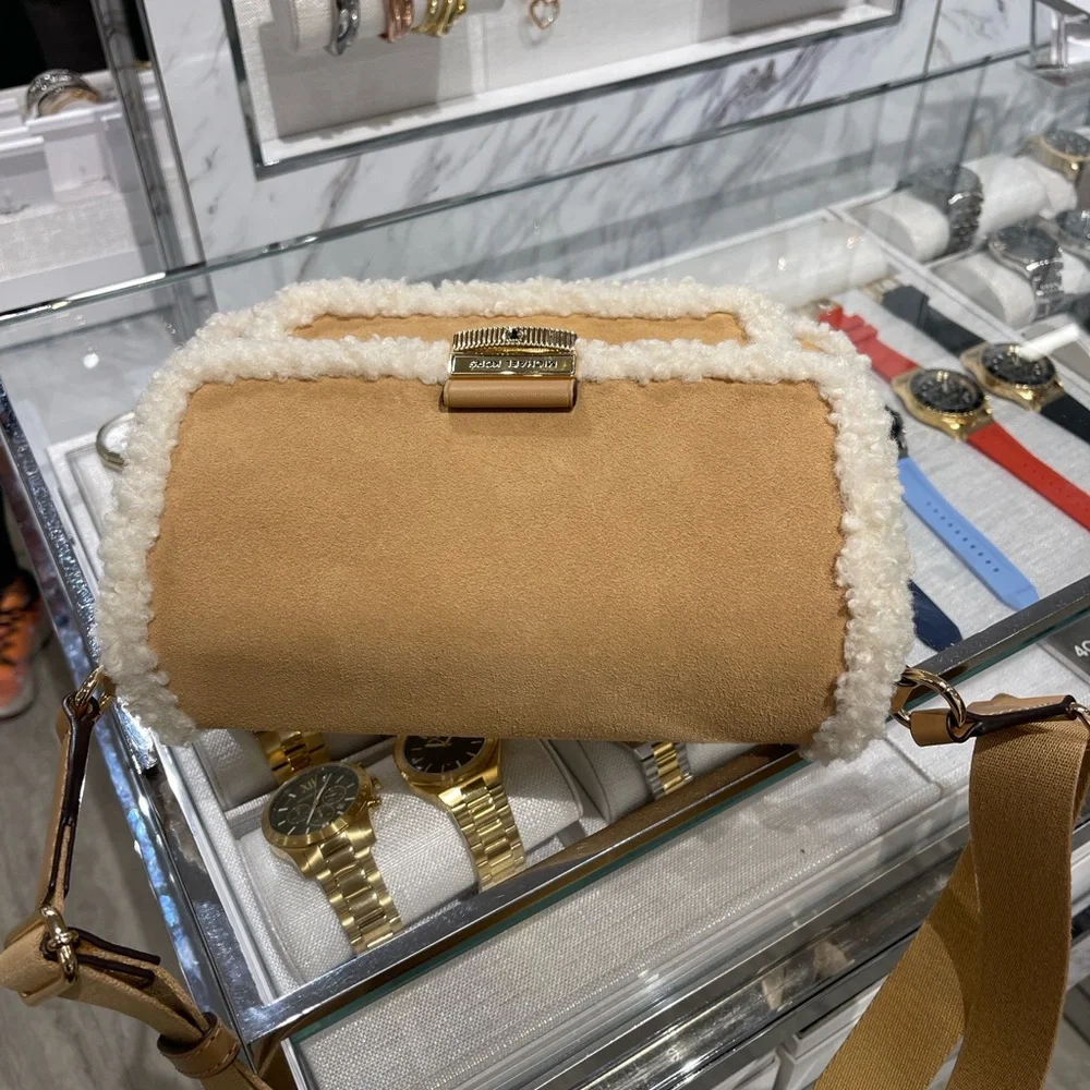 MICHAEL KORS Bradshaw Medium Suede and Faux Shearling Messenger Bag
Peanut
NWT - Picture 6 of 16